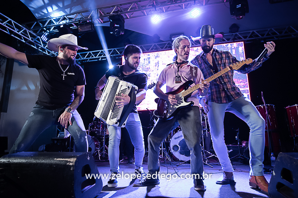 baile-havaiano-na-recra-de-pontal-com-show-de-ze-lopes-e-diego-e-banda