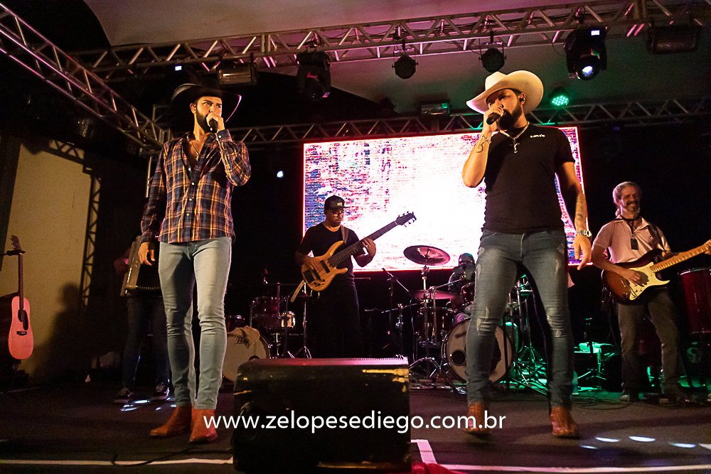 baile-havaiano-na-recra-de-pontal-com-show-de-ze-lopes-e-diego-e-banda