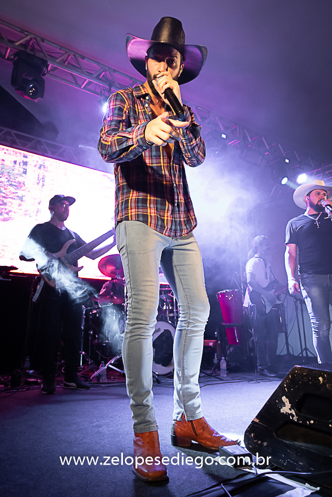 baile-havaiano-na-recra-de-pontal-com-show-de-ze-lopes-e-diego-e-banda