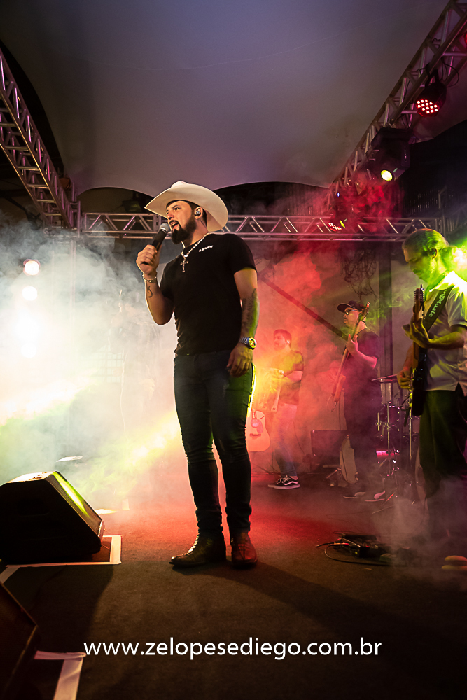 baile-havaiano-na-recra-de-pontal-com-show-de-ze-lopes-e-diego-e-banda