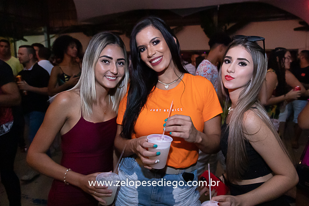 baile-havaiano-na-recra-de-pontal-com-show-de-ze-lopes-e-diego-e-banda