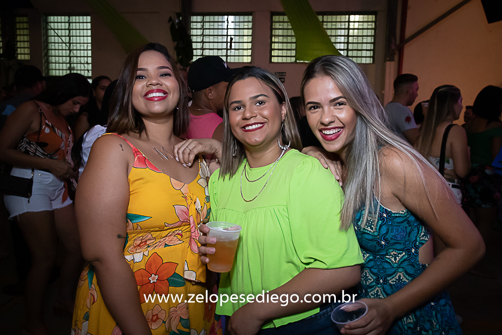 baile-havaiano-na-recra-de-pontal-com-show-de-ze-lopes-e-diego-e-banda