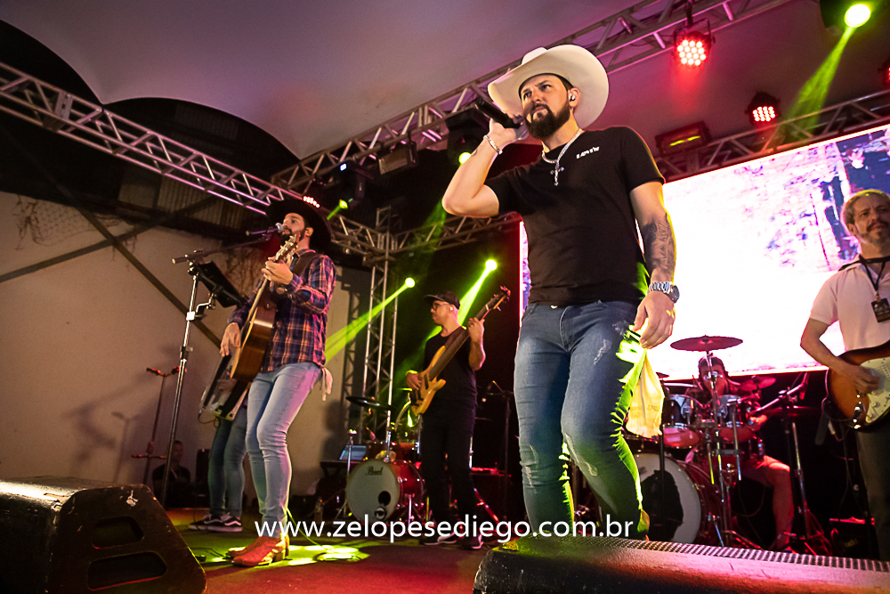 baile-havaiano-na-recra-de-pontal-com-show-de-ze-lopes-e-diego-e-banda