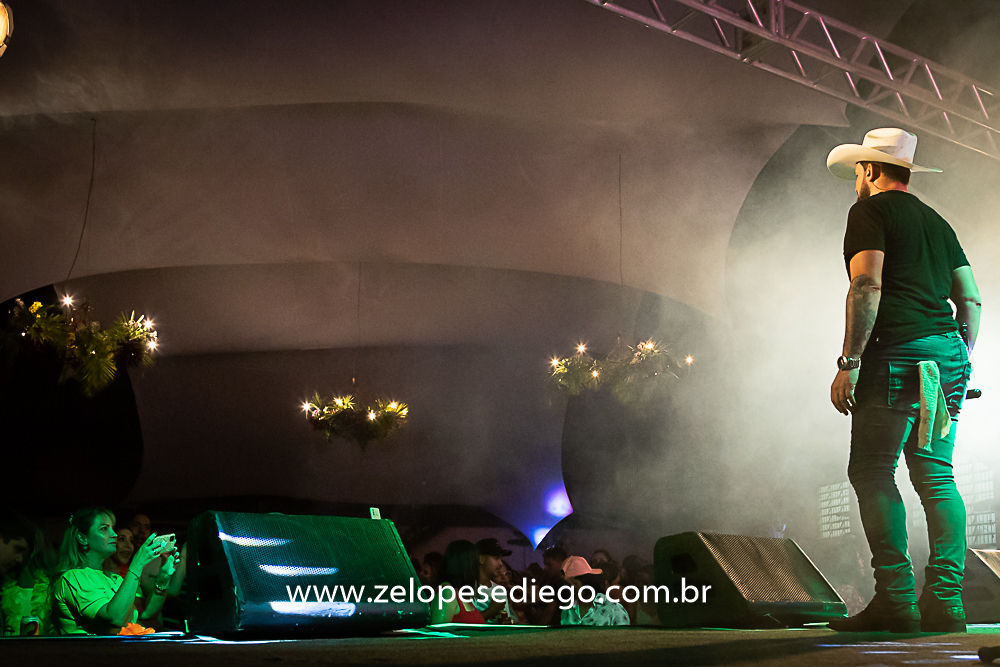 baile-havaiano-na-recra-de-pontal-com-show-de-ze-lopes-e-diego-e-banda