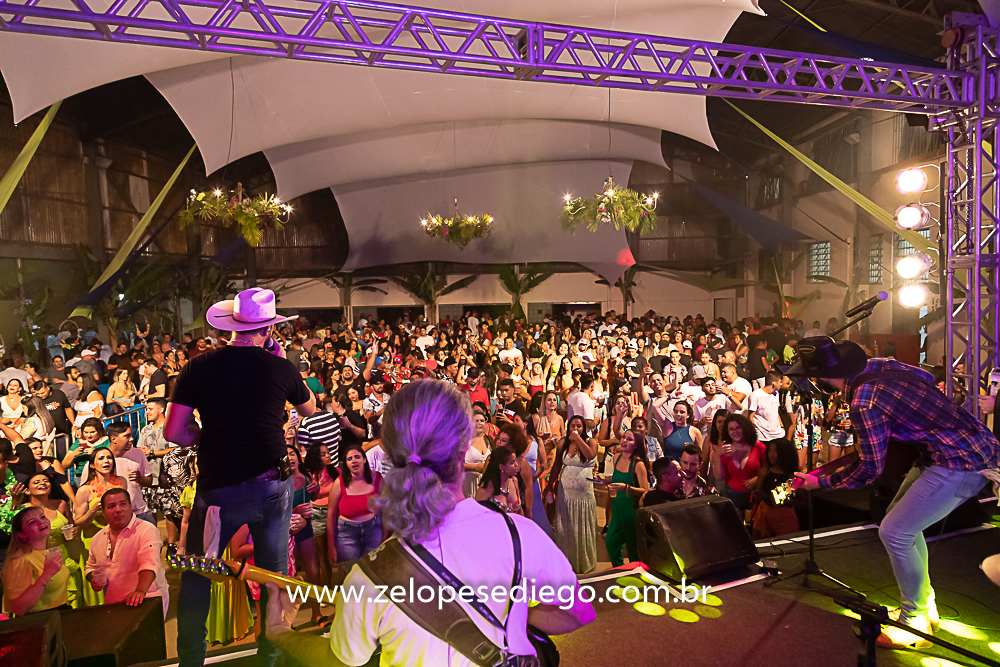 baile-havaiano-na-recra-de-pontal-com-show-de-ze-lopes-e-diego-e-banda