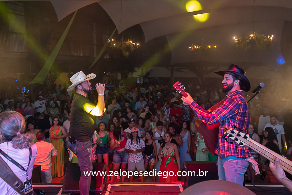 baile-havaiano-na-recra-de-pontal-com-show-de-ze-lopes-e-diego-e-banda