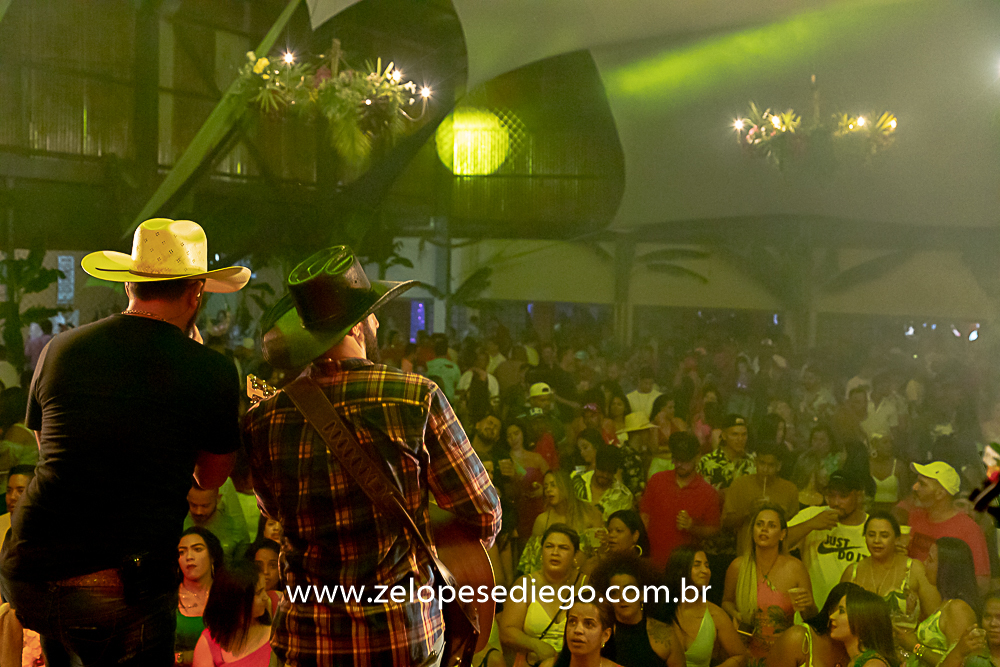 baile-havaiano-na-recra-de-pontal-com-show-de-ze-lopes-e-diego-e-banda