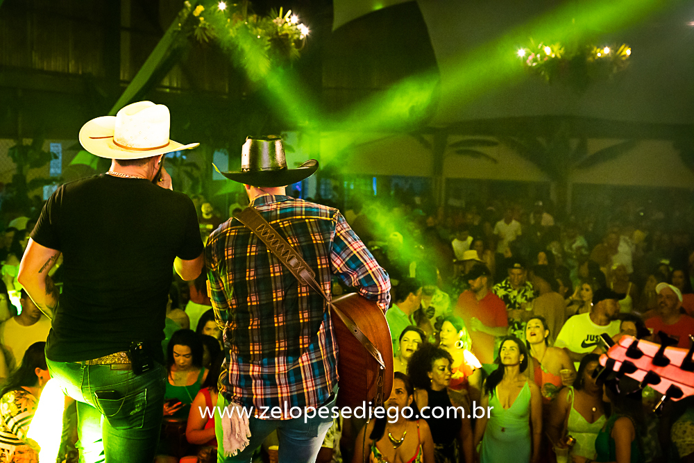 baile-havaiano-na-recra-de-pontal-com-show-de-ze-lopes-e-diego-e-banda
