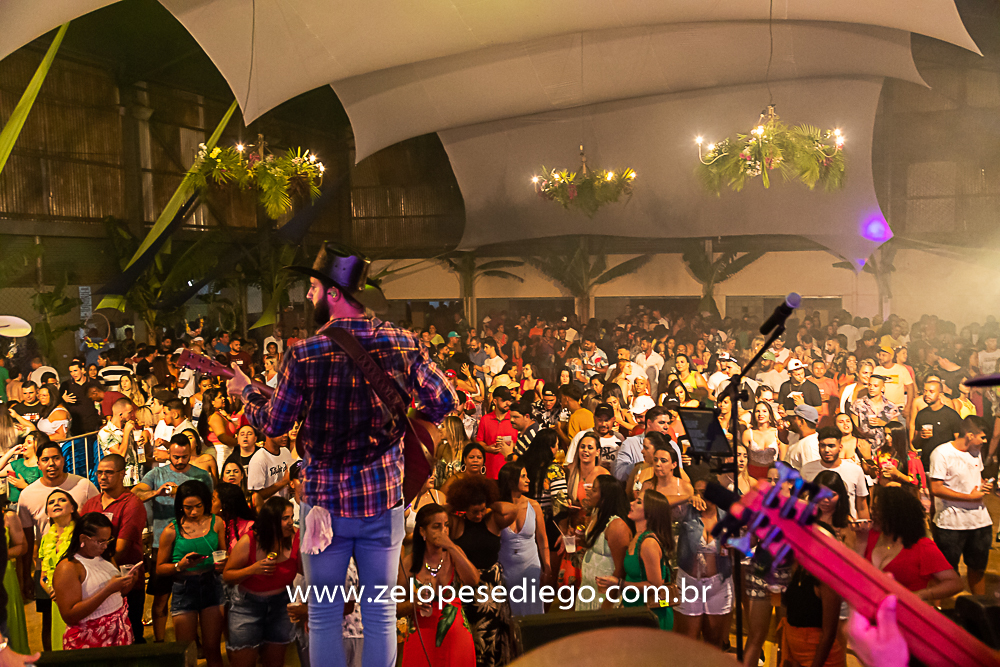 baile-havaiano-na-recra-de-pontal-com-show-de-ze-lopes-e-diego-e-banda