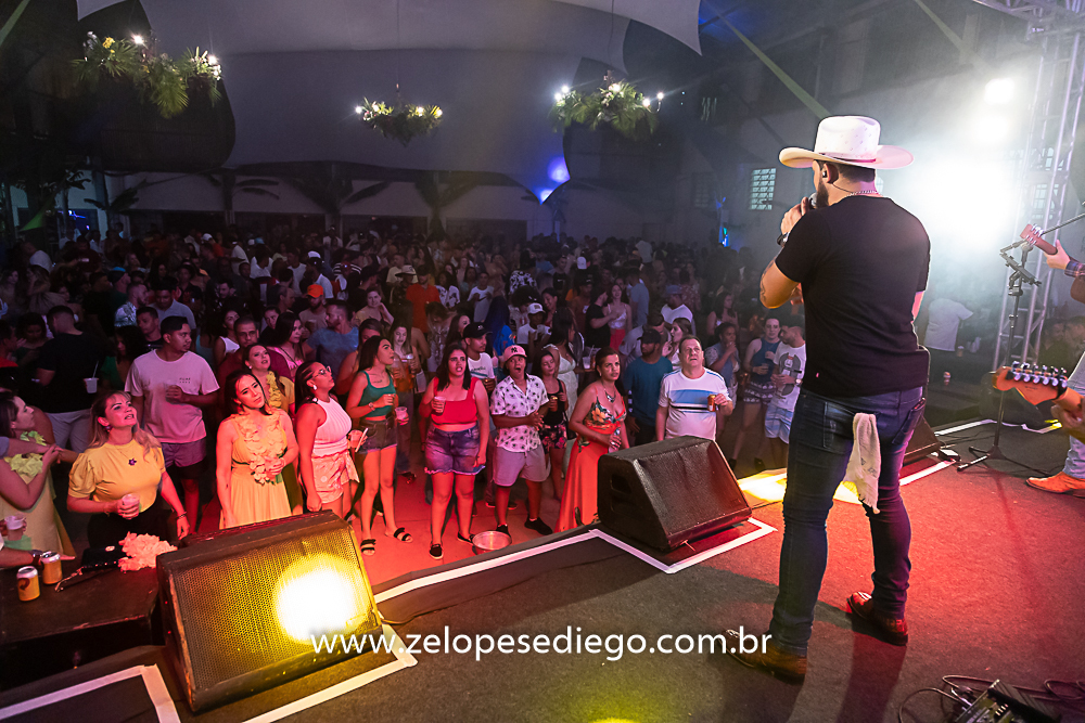 baile-havaiano-na-recra-de-pontal-com-show-de-ze-lopes-e-diego-e-banda