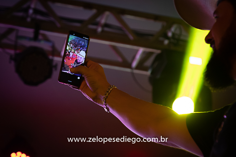 baile-havaiano-na-recra-de-pontal-com-show-de-ze-lopes-e-diego-e-banda