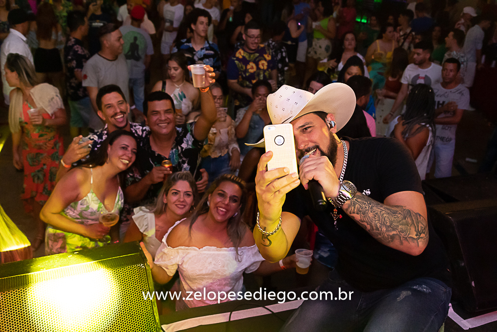baile-havaiano-na-recra-de-pontal-com-show-de-ze-lopes-e-diego-e-banda