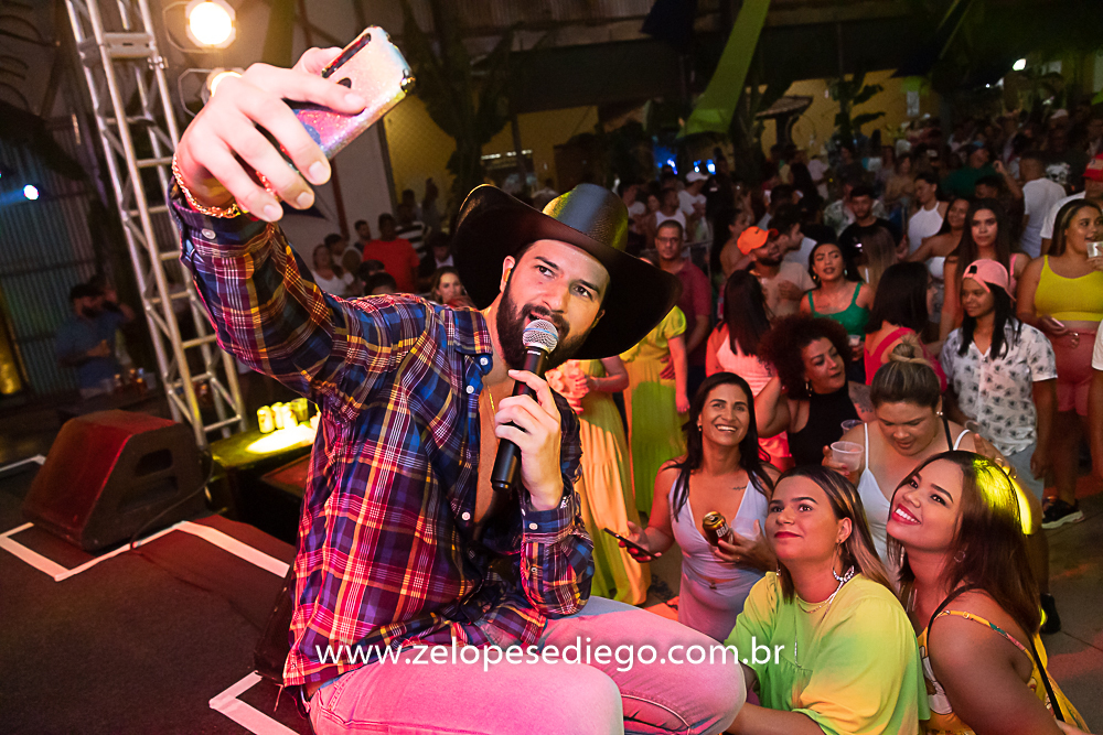 baile-havaiano-na-recra-de-pontal-com-show-de-ze-lopes-e-diego-e-banda