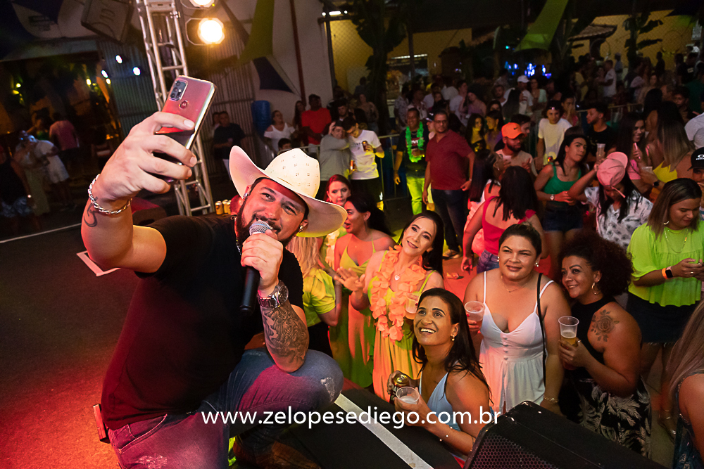 baile-havaiano-na-recra-de-pontal-com-show-de-ze-lopes-e-diego-e-banda