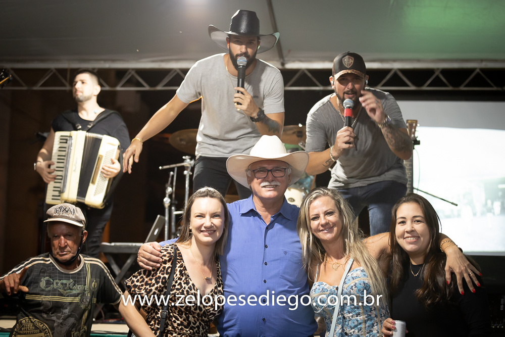 show-com-ze-lopes-e-diego-e-banda-em-barrinha