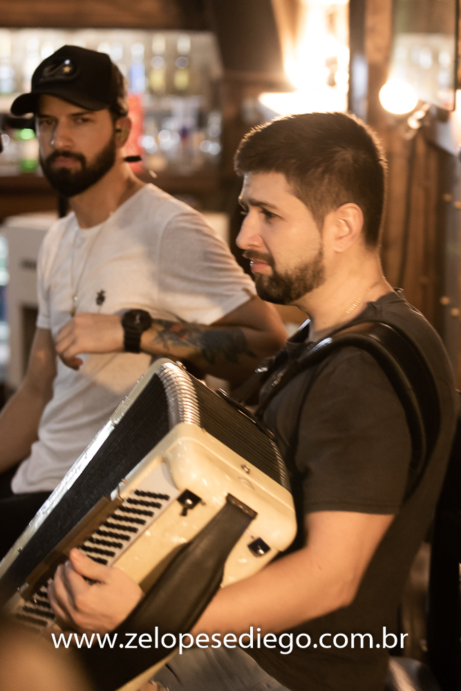 show-acustico-com-ze-lopes-e-diego-na-cachacaria-agua-doce-em-sertaozinho-sao-paulo