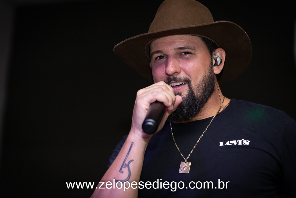 show-com-ze-lopes-e-diego-no-boteco-tukas-vespera-de-feriado-em-sertaozinho-sao-paulo