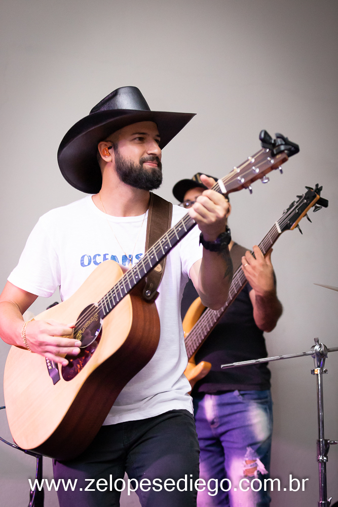 show-com-ze-lopes-e-diego-no-boteco-tukas-vespera-de-feriado-em-sertaozinho-sao-paulo