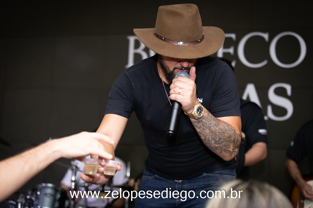 show-com-ze-lopes-e-diego-no-boteco-tukas-vespera-de-feriado-em-sertaozinho-sao-paulo