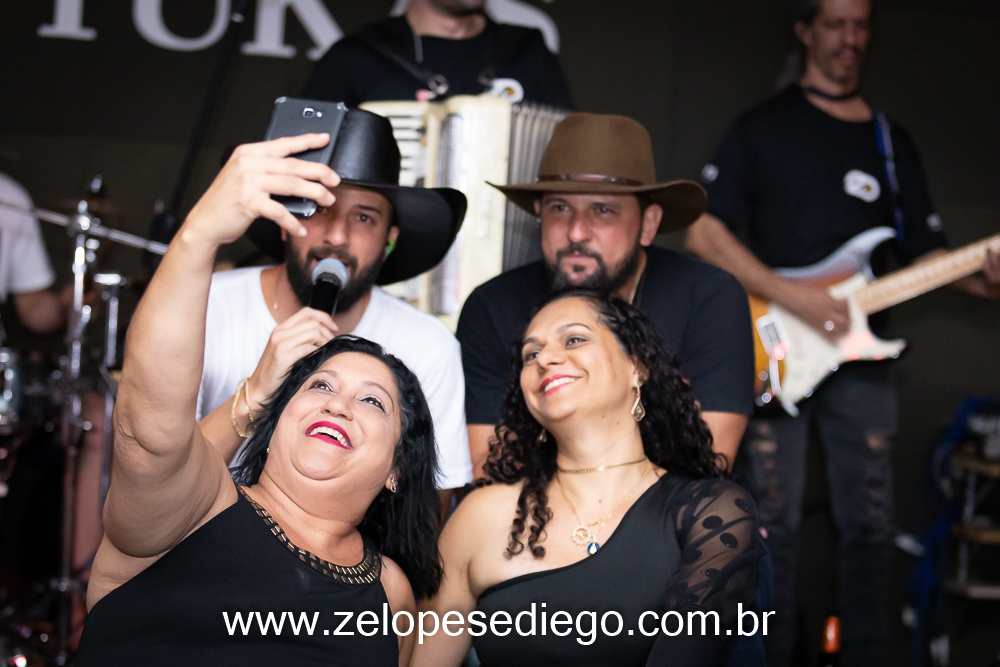 show-com-ze-lopes-e-diego-no-boteco-tukas-vespera-de-feriado-em-sertaozinho-sao-paulo