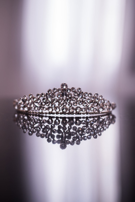 Linda Grinalda da Noiva sobre mesa espelhada  fotografada por Giselle Solyom Fotógrafa em Curitiba