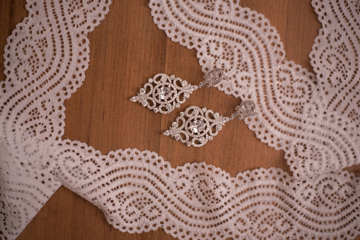 Brincos de Noiva sobre a mesa, com rendas, fotografia em Curitiba por Giselle Solyom
