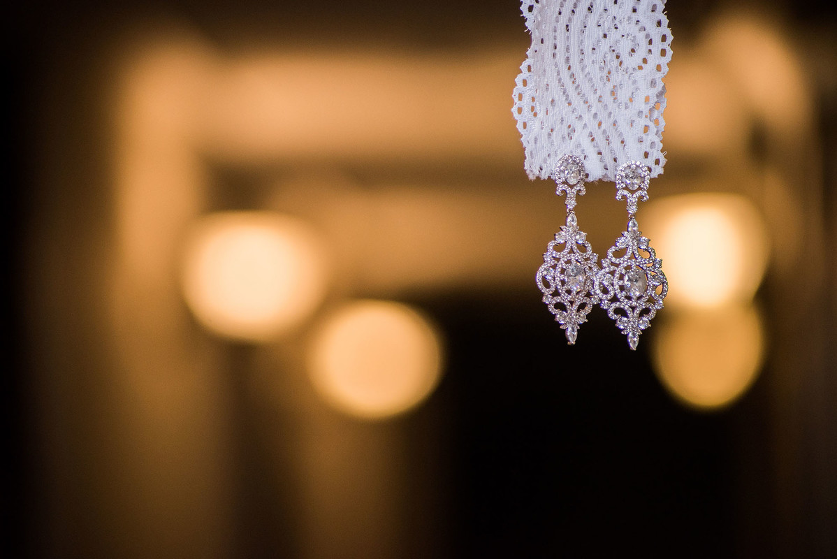 Elegantes brincos de Noiva em Making of, foto de Giselle Solyom fotógrafa de casamento.