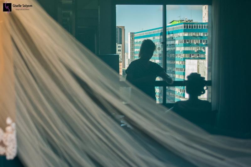 Fotógrafa de Curitiba, fotografa Véu de Noiva, com a Noiva refletida no vidro do Hotel Bourbon Curitiba, luxuosamente.