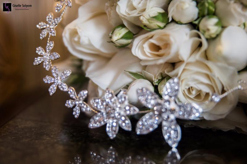 Grinalda e buquê sofisticados sobre a mesa no Hotel Bourbon em Curitiba