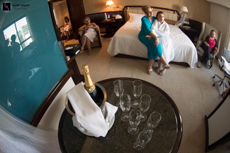 Suite do Hotel Bourbon fotografada por Giselle Solyom Fotógrafa de Casamentos, em Curitib, com família da noiva.