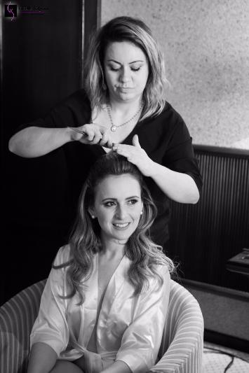 Noiva se preparando com lindo penteado.