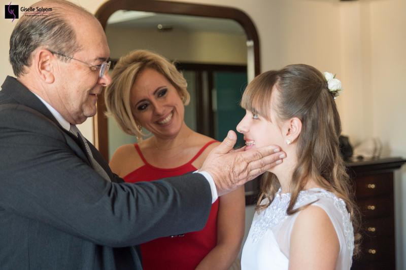O fotojornalismo de Giselle Solyom fotógrafa de casamento mostra pai da noiva e familiares em momento de carinho