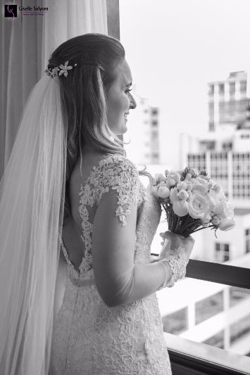 Emocionada, noiva é fotografada por Giselle Solyom, fotógrafa de casamento, enquanto olha pela janela do hotel Bourbon a linda cidade de Curitiba