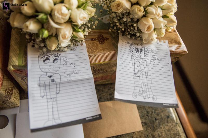 A fotógrafa de casamento Giselle Solyom, de Curitiba, faz composição, no Hotel Bourbon, de desenhos feitos pelas daminhas para a noiva, juntamente com os buquês das damas.