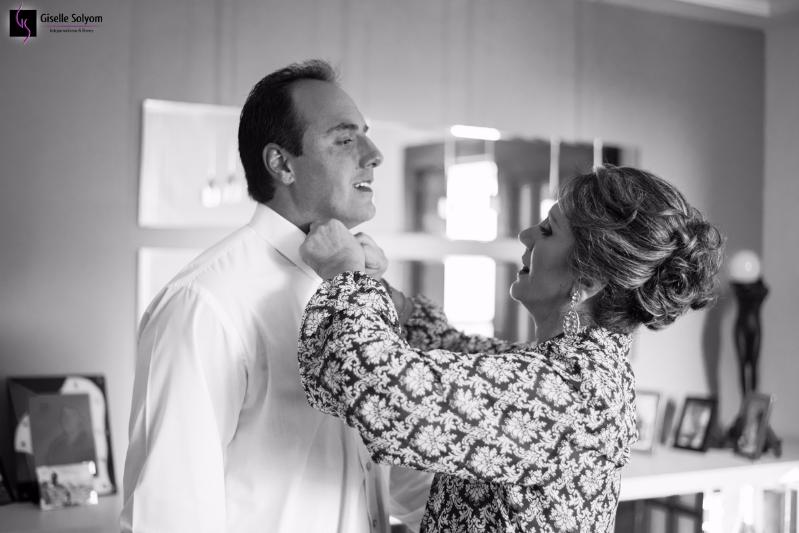 Mãe do noivo abotoa o seu colarinho, uma verdadeira demostração de carinho registrada pela fotógrafa Giselle Solyom naquele dia especial.