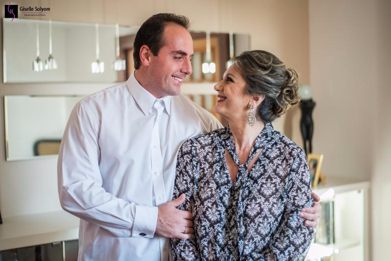 Os olhares de amor e carinho entre mãe do noivo e o noivo, são registrados por Giselle Solyom, fotógrafa de Casamento, No aconchegante Curitiba Bourbon Hotel