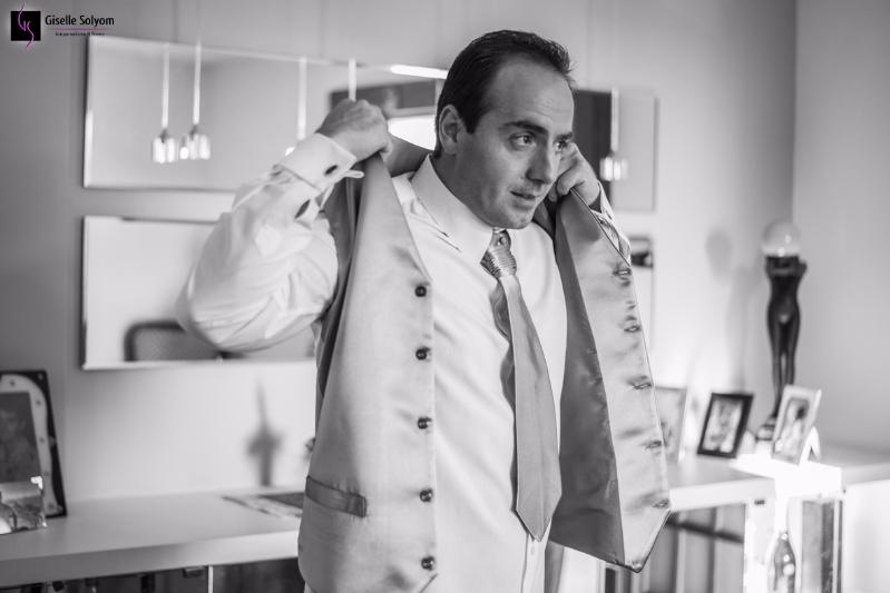 Noivo, no Hotel Bourbon Curitiba, veste lindo colete prata para seu casamento.