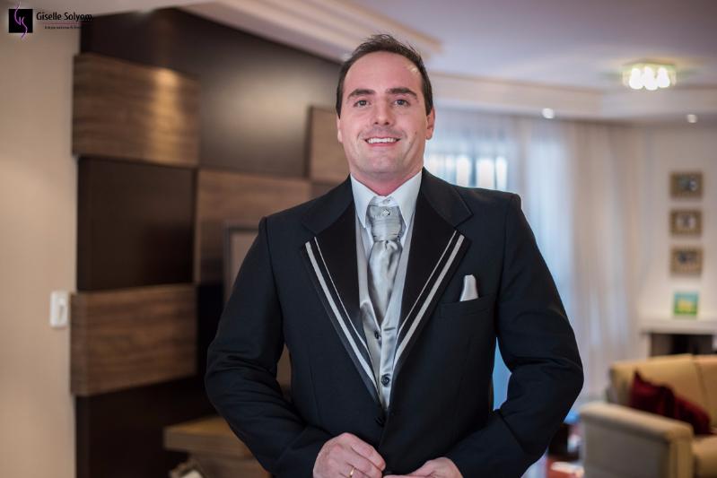 Noivo feliz aguarda o momento de ir à igreja em Curitiba - PR.