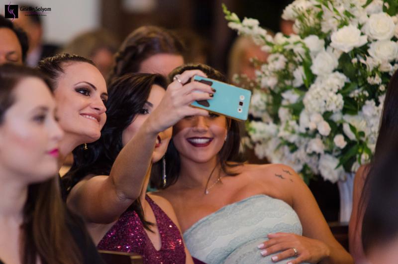 Convidades fazen selfie em Igreja Santo Agostinho, em Curitiba - PR