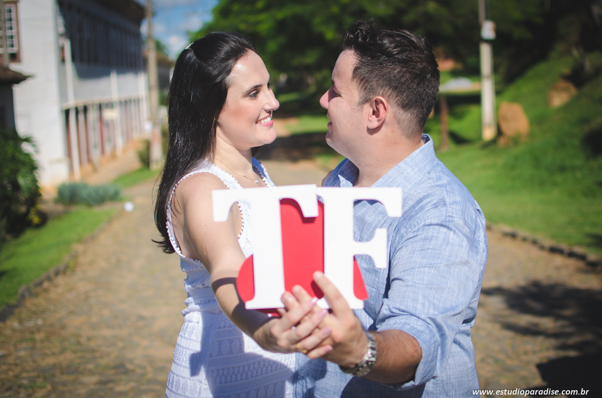 Ensaio Fotografico casal com letras iniciais dos noivos