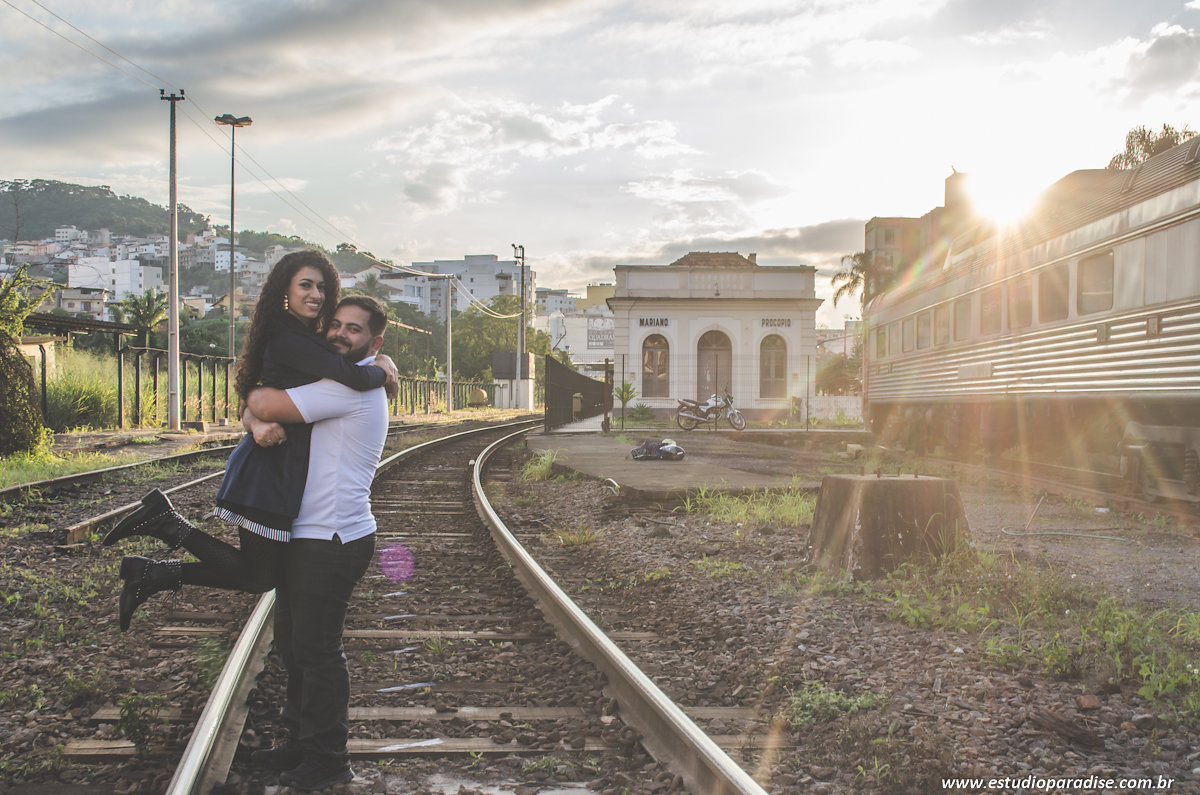 Ensaio de casal em Juiz de Fora na linha do trem