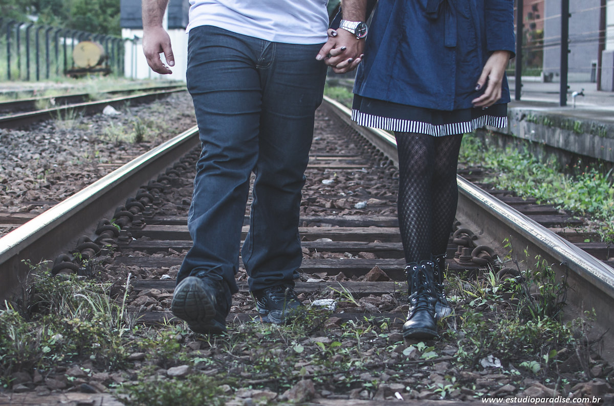 Ensaio de casal em Juiz de Fora na linha do trem
