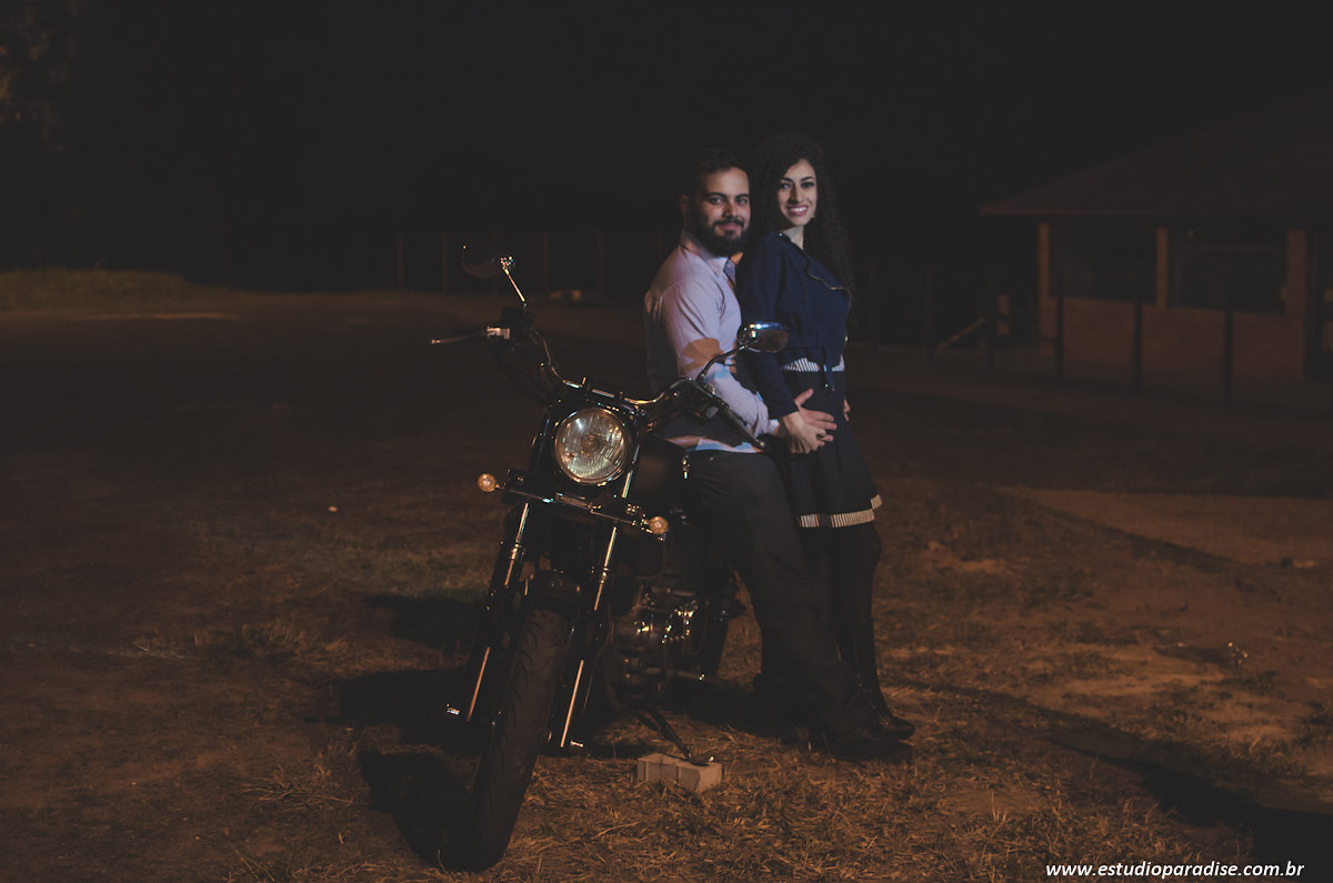 Ensaio noturno de noivos com moto