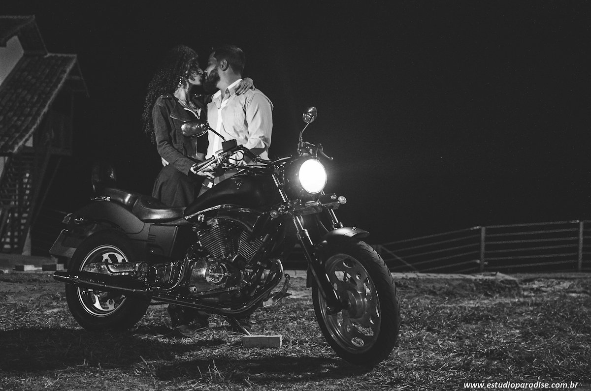 Ensaio noturno de noivos com moto