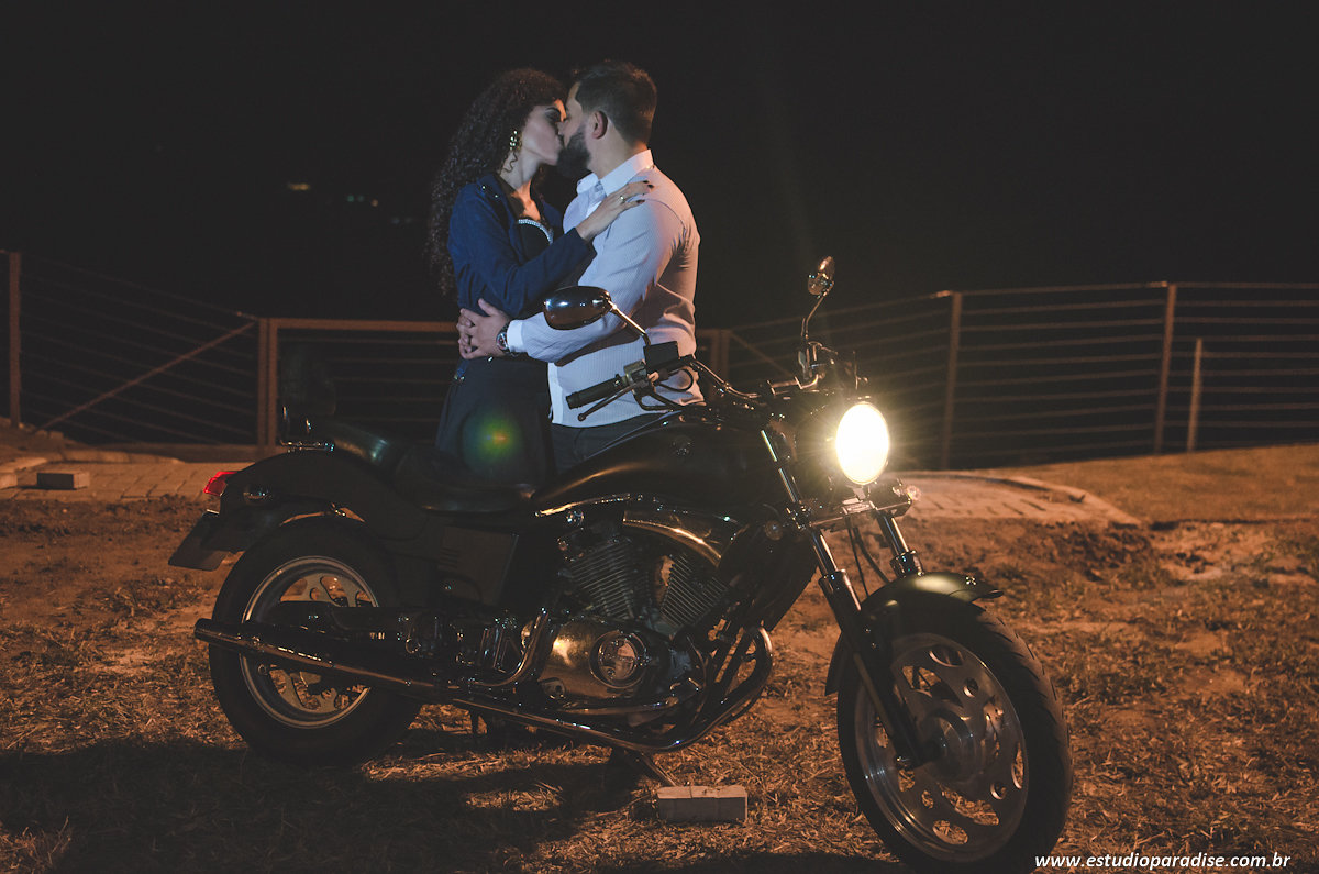 Ensaio noturno de noivos com moto