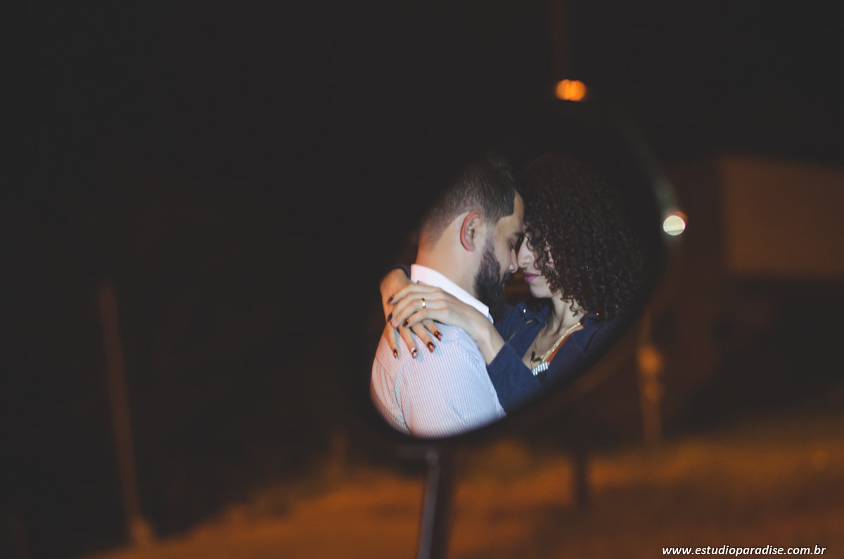 Ensaio noturno de noivos com moto