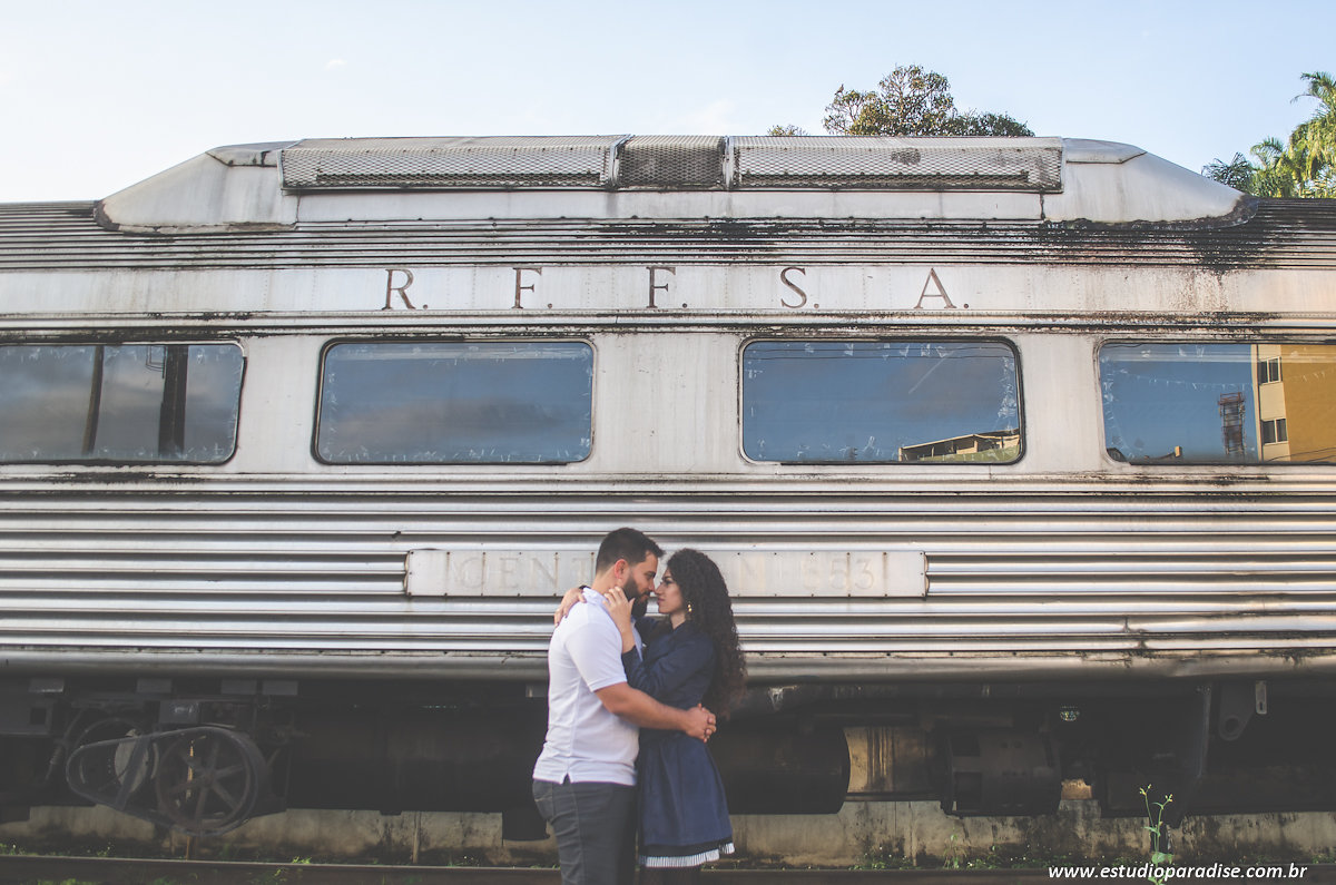 Ensaio de casal em Juiz de Fora na linha do trem