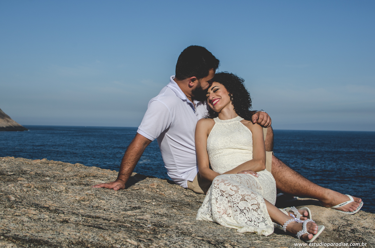 ensaio de casal pre casamento na praia com o mar ao fundo