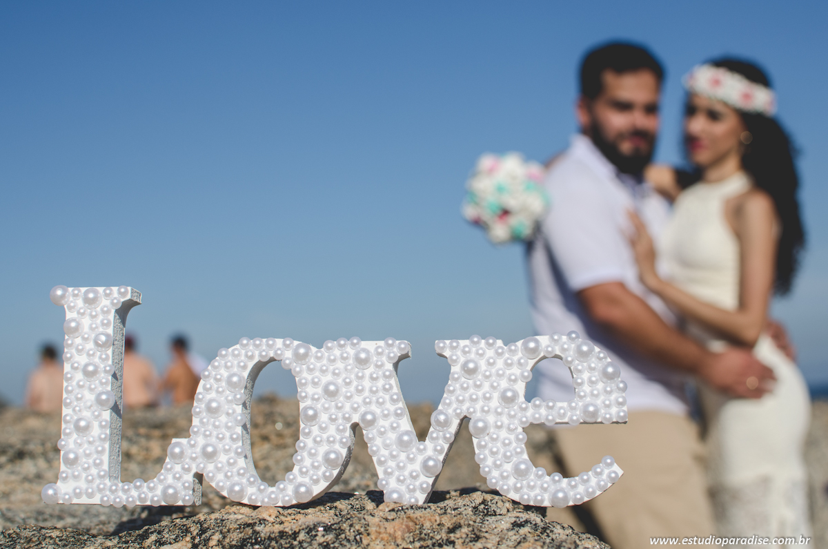 Ensaio pre wedding de noivos de jf com acessórios como o Love