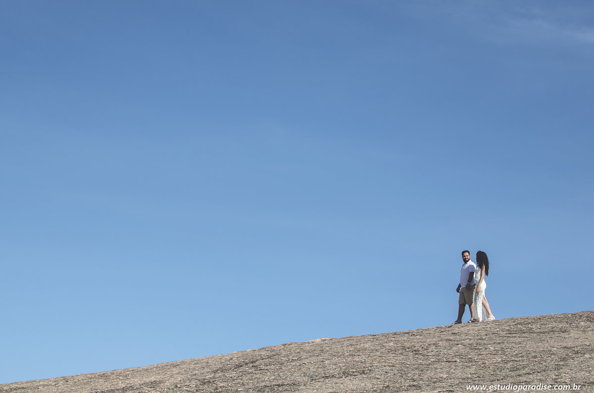 Ensaio de noivos de juiz de fora e-session na praia de itacoatiara